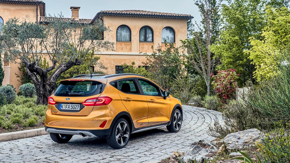 Arrière de la Ford Fiesta 2022 avec feux LED horizontaux et diffuseur noir