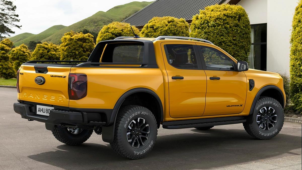 Profil latéral du Ford Ranger PHEV Double Cabine en finition XLT sur route