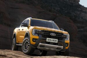 Pick-up Ford Ranger hybride rechargeable 4x4 en action sur terrain accidenté
