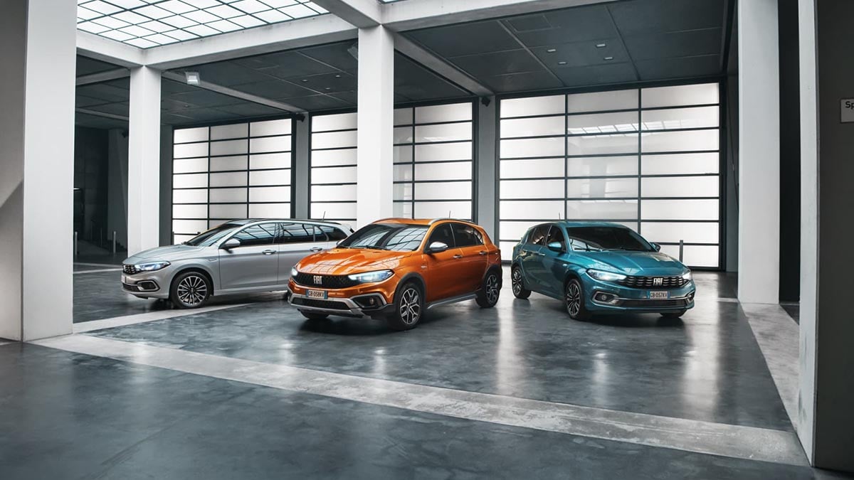 Gamme Fiat Tipo 2025 en trois carrosseries — berline 4 portes, compacte 5 portes et break SW — présentées côte à côte