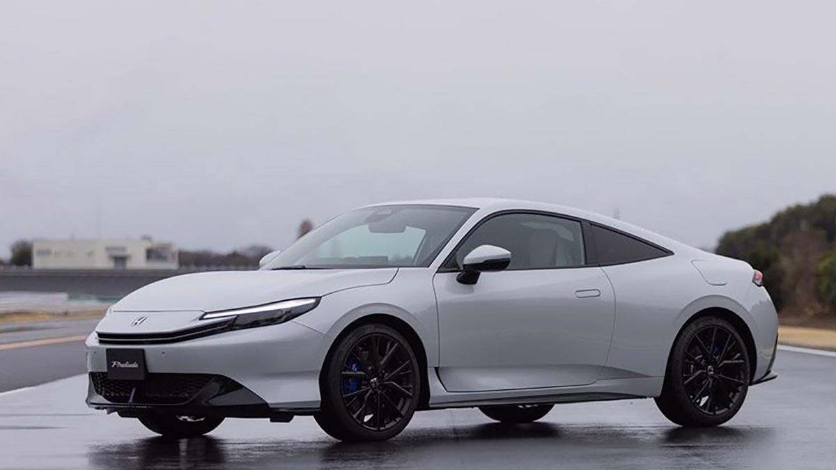 Vue latérale du Honda Prelude 2026 en finition hybride, design fluide et voie élargie inspirée de la Civic Type R