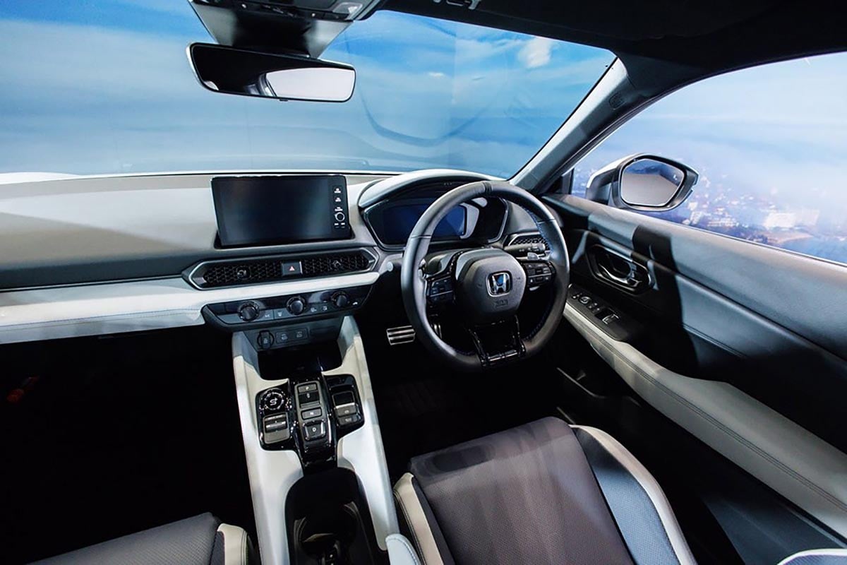 Intérieur du Honda Prelude 2026 avec volant sport, instrumentation numérique et palettes au volant
