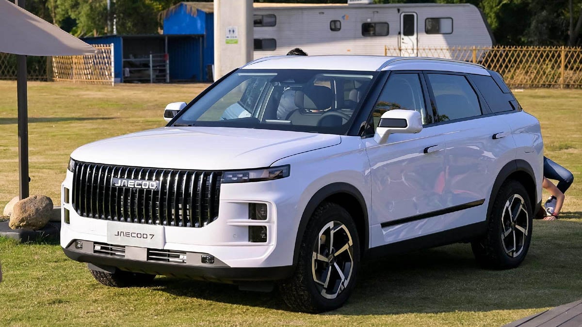 Profil latéral du SUV JaeCoo 7 SHS PHEV gris sur route dégagée