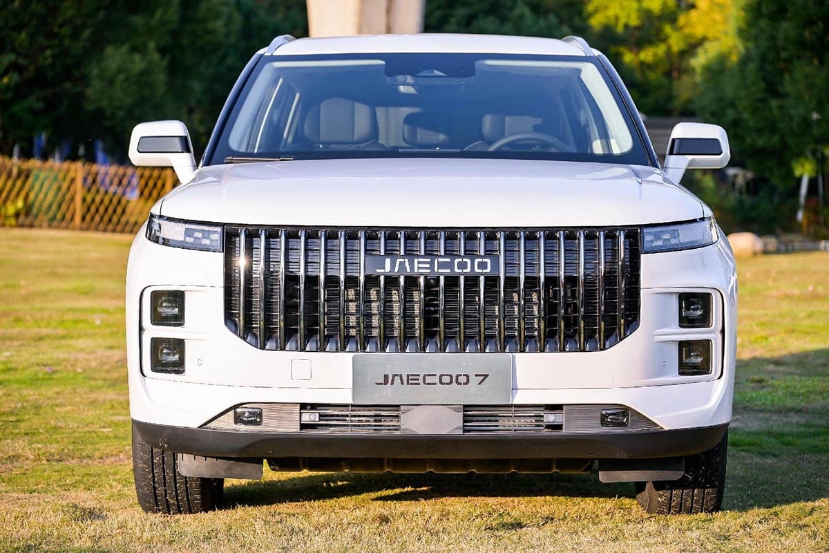 Face avant verticale du JaeCoo 7 SHS PHEV avec calandre noire et projecteurs LED