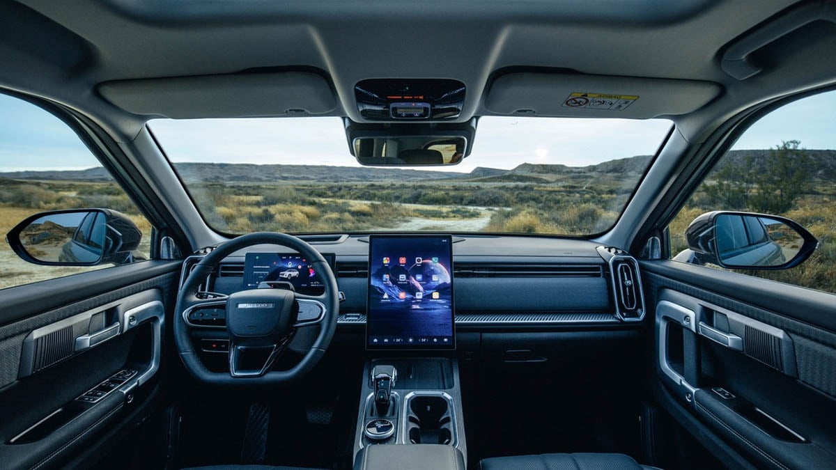 Intérieur du JaeCoo 7 avec écran tactile vertical 14,8 pouces et instrumentation numérique