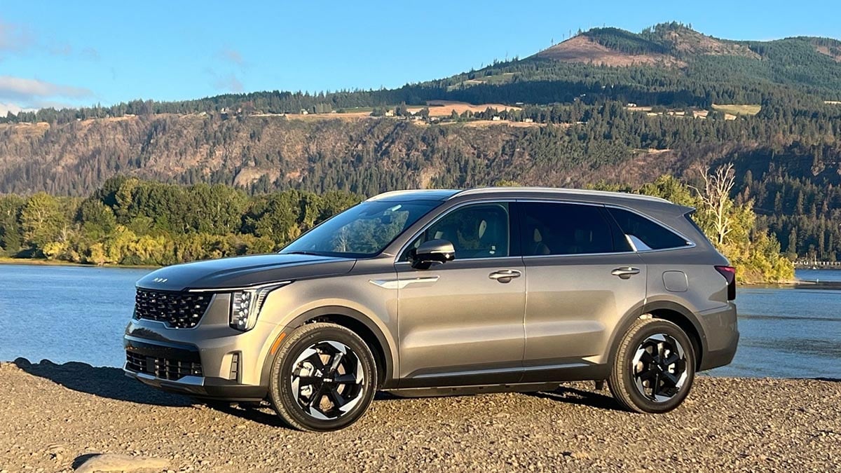 Kia Sorento hybride rechargeable 2025 en conduite sur route sinueuse en montagne