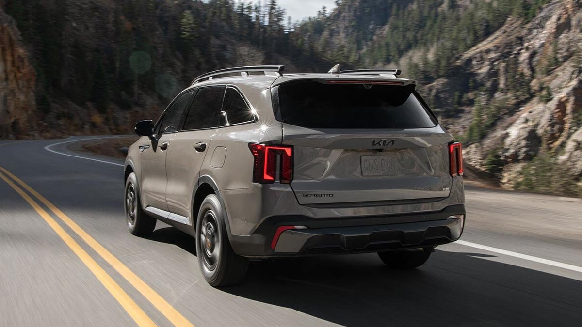 Vue arrière Kia Sorento PHEV avec feux LED verticaux et badge Plug-in Hybrid