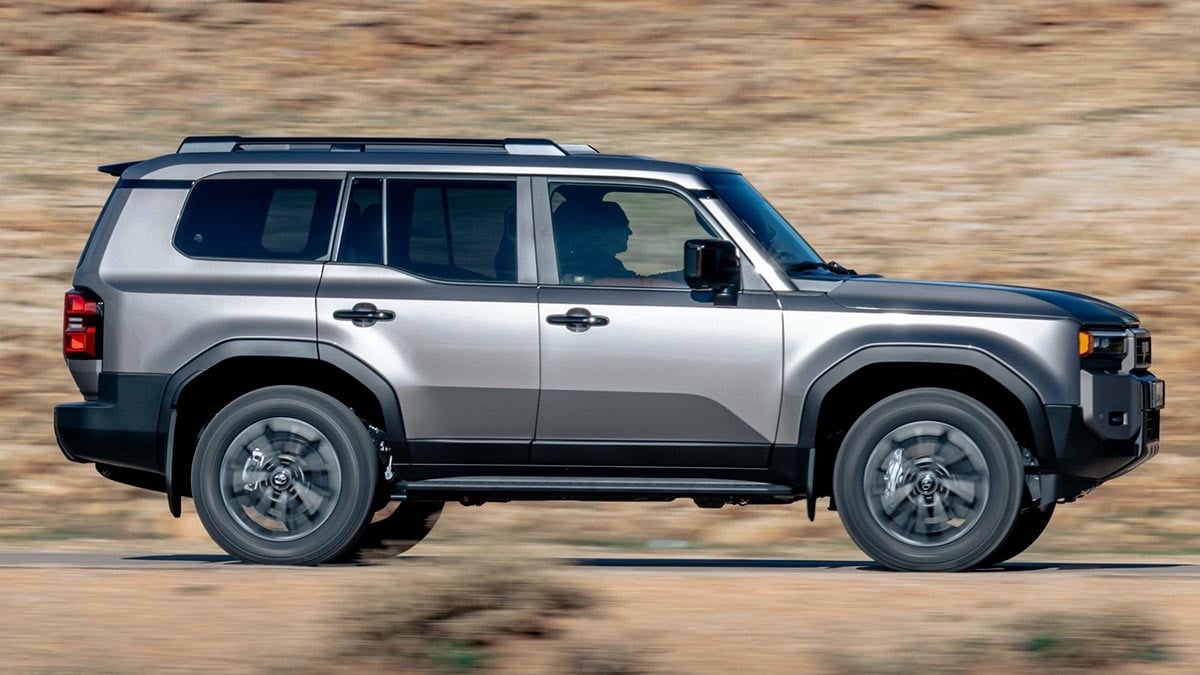 Toyota Land Cruiser 2025 mild hybrid 48V en action sur piste tout-terrain avec boue