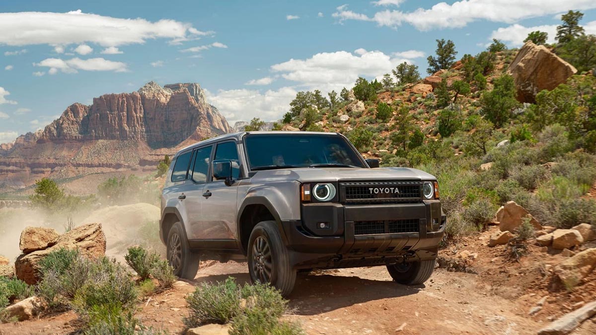 Profil gauche du Toyota Land Cruiser J250 avec jantes 20 pouces et garde au sol élevée