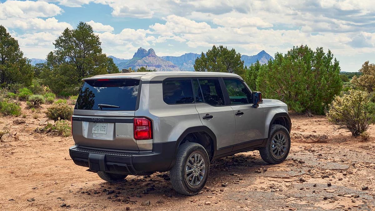 Vue arrière du Toyota Land Cruiser mild hybrid avec hayon vertical et feux LED
