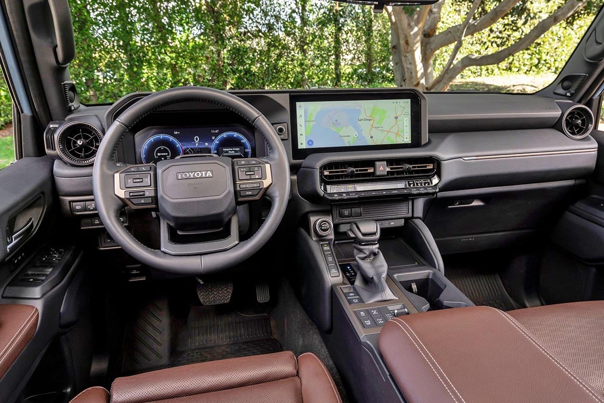 Planche de bord Toyota Land Cruiser 2025 avec écran tactile 12,3 pouces et sellerie cuir