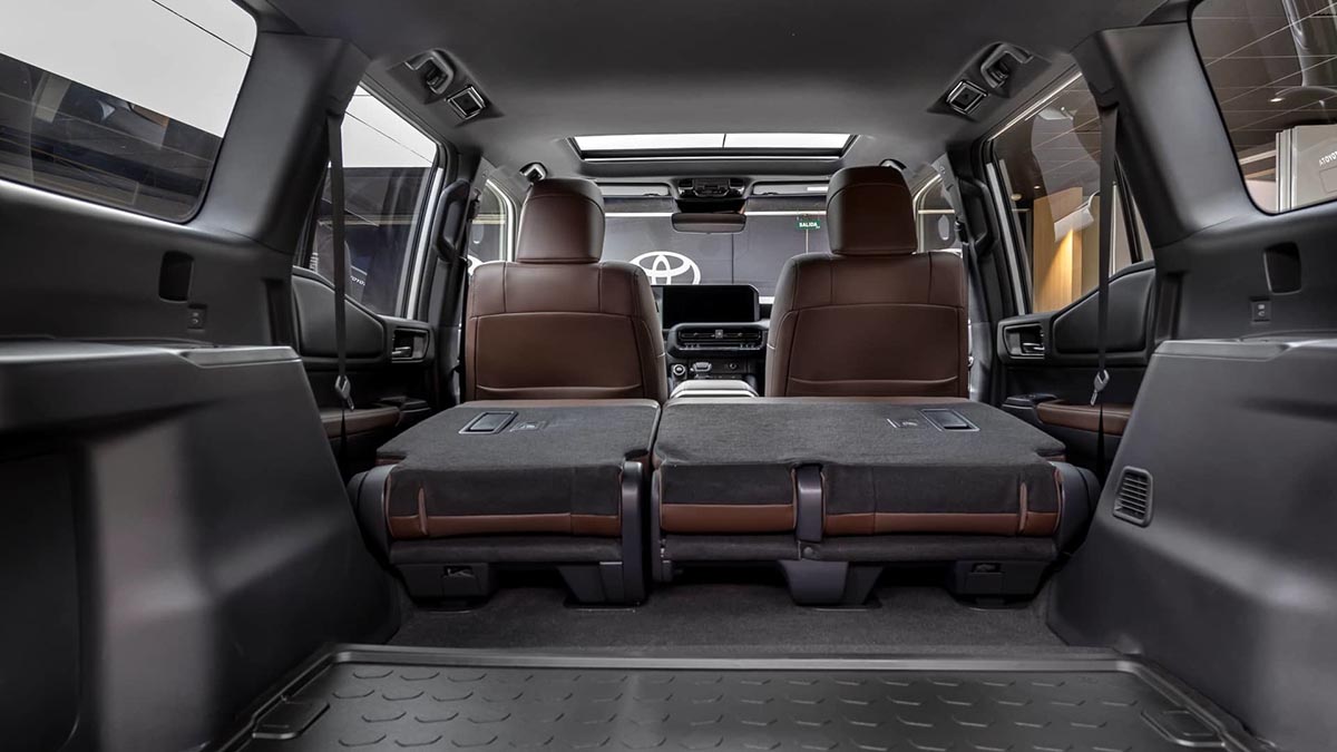 Coffre du Toyota Land Cruiser 2025 avec seuil de chargement bas et grand volume