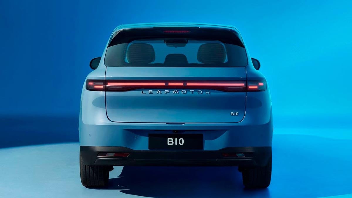 Arrière du Leapmotor B10 avec bande LED traversante et logo central