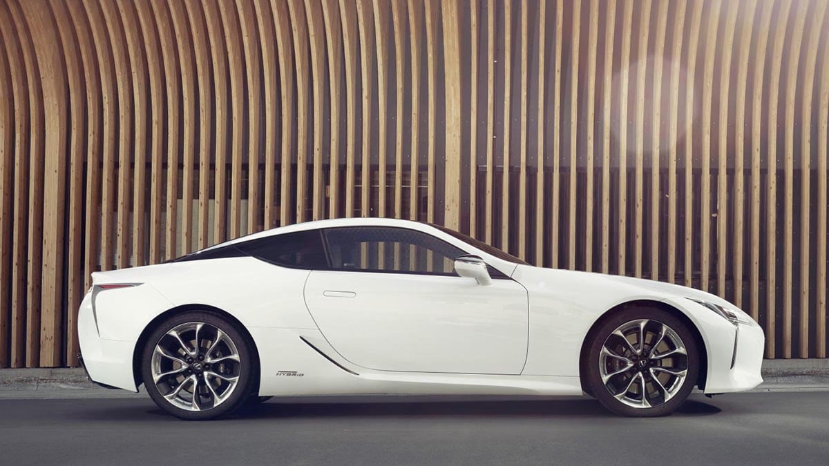 Vue latérale de la Lexus LC 500 h hybride d’occasion en finition Sport+ avec jantes 21 pouces