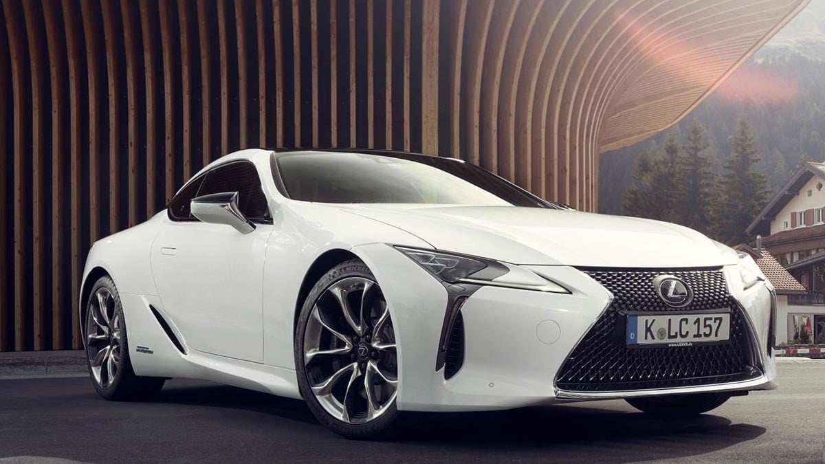 Face avant de la Lexus LC 500 h avec calandre trapézoïdale et signature lumineuse en L