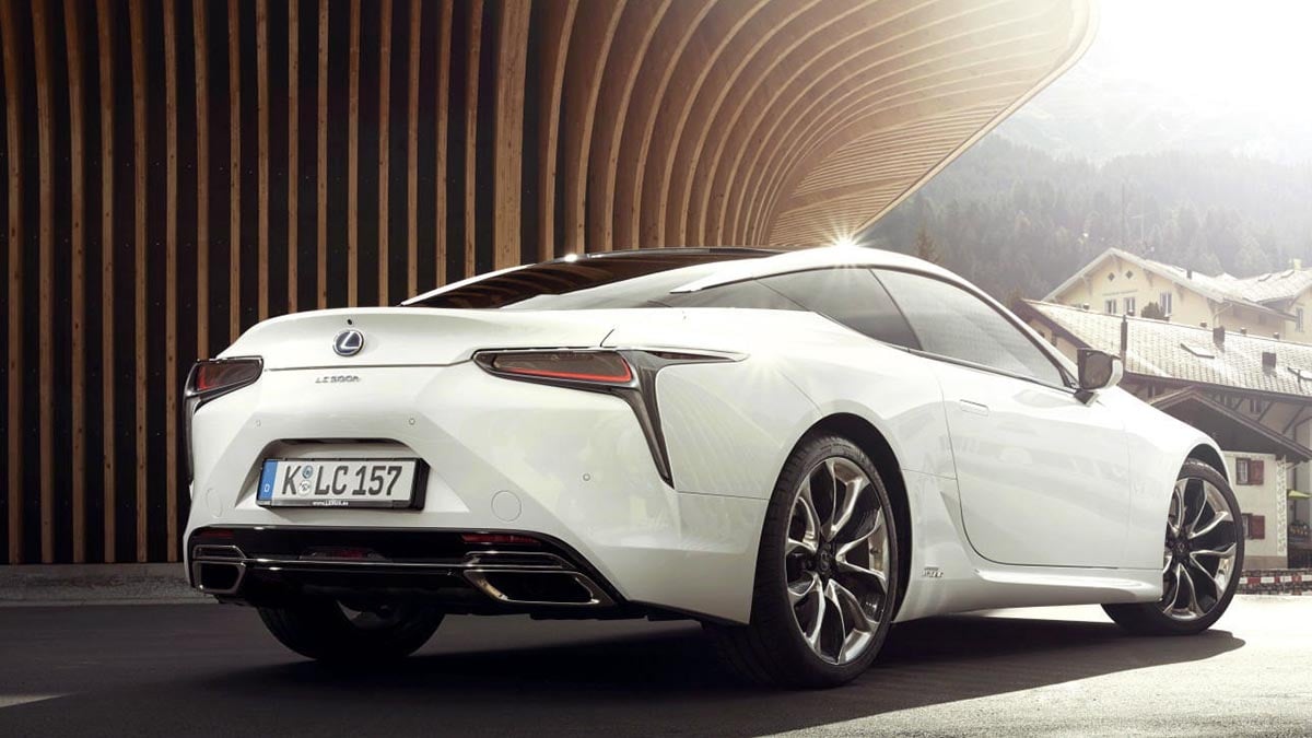 Arrière du coupé Lexus LC 500 h hybride avec feux 3D et diffuseur sportif