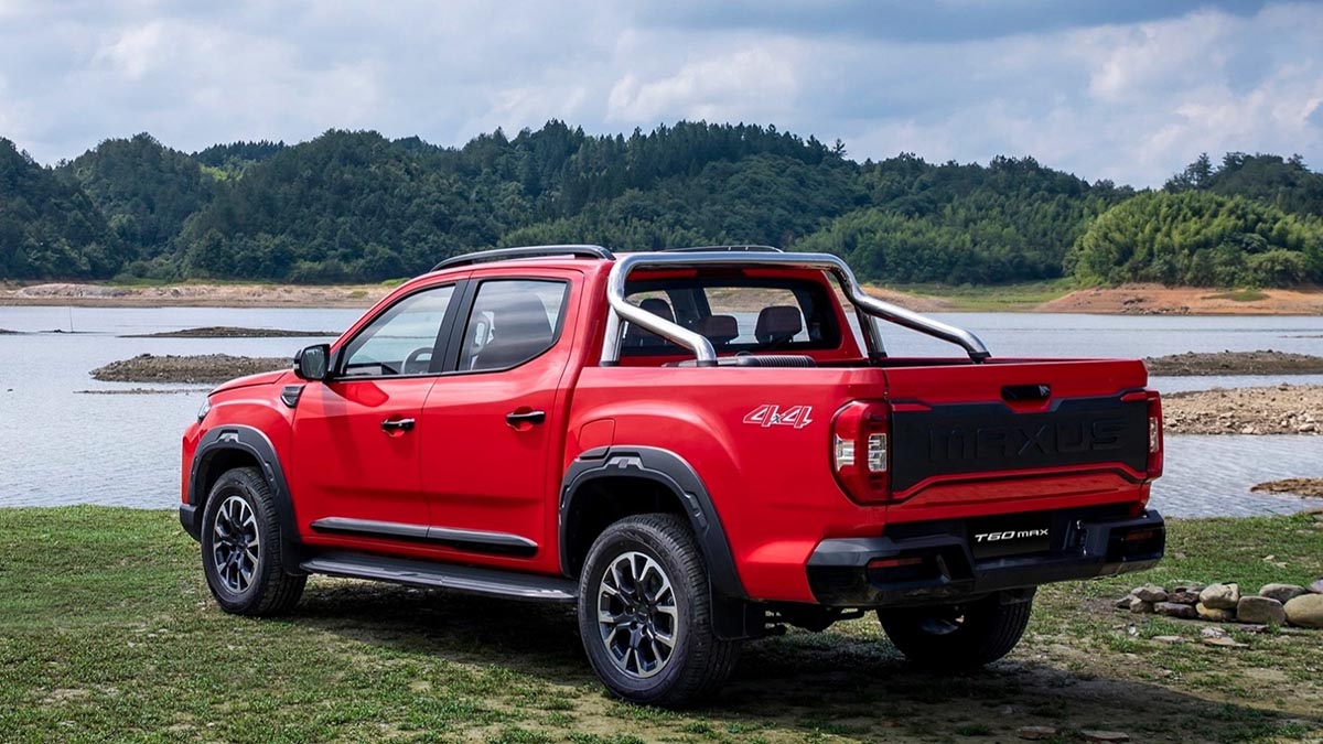 Arrière du Maxus T60 Max avec feux verticaux, hayon estampillé Maxus et pare-chocs avec marchepied