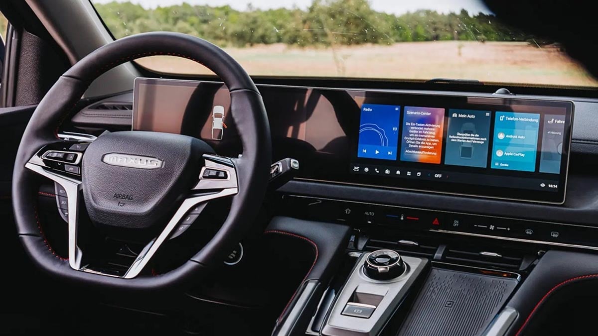Gros plan du tableau de bord du Maxus T60 Max avec écran tactile 12,3 pouces, compteurs numériques et finition cuir