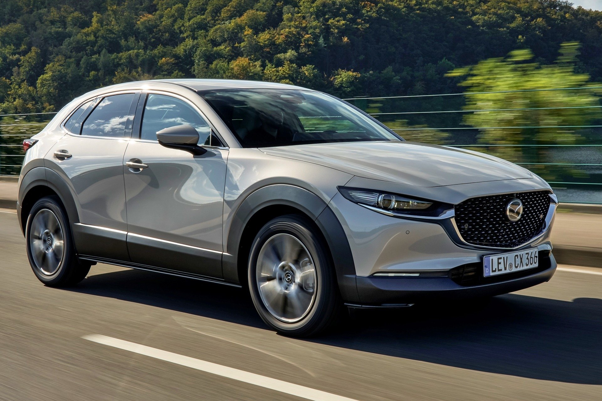 Face avant du Mazda CX-30 2.5 e-Skyactiv G 2025 avec signature LED et calandre noire