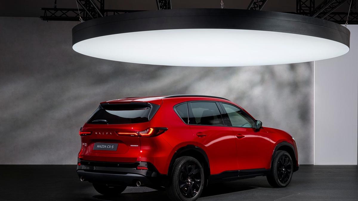 Arrière du Mazda CX-5 2025 avec feux LED horizontaux et hayon redessiné