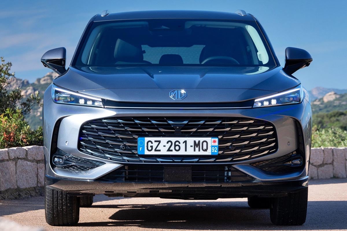 Face avant du MG EHS PHEV avec calandre chromée et signature lumineuse LED