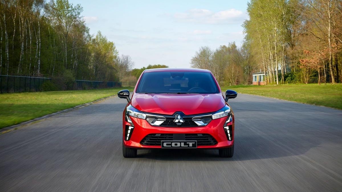 Face avant du Mitsubishi Colt 2025 avec signature LED et calandre Dynamic Shield