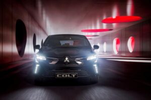 Mitsubishi Colt GLP 2025 roulant en ville, version bicarburation GPL essence avec étiquette ECO