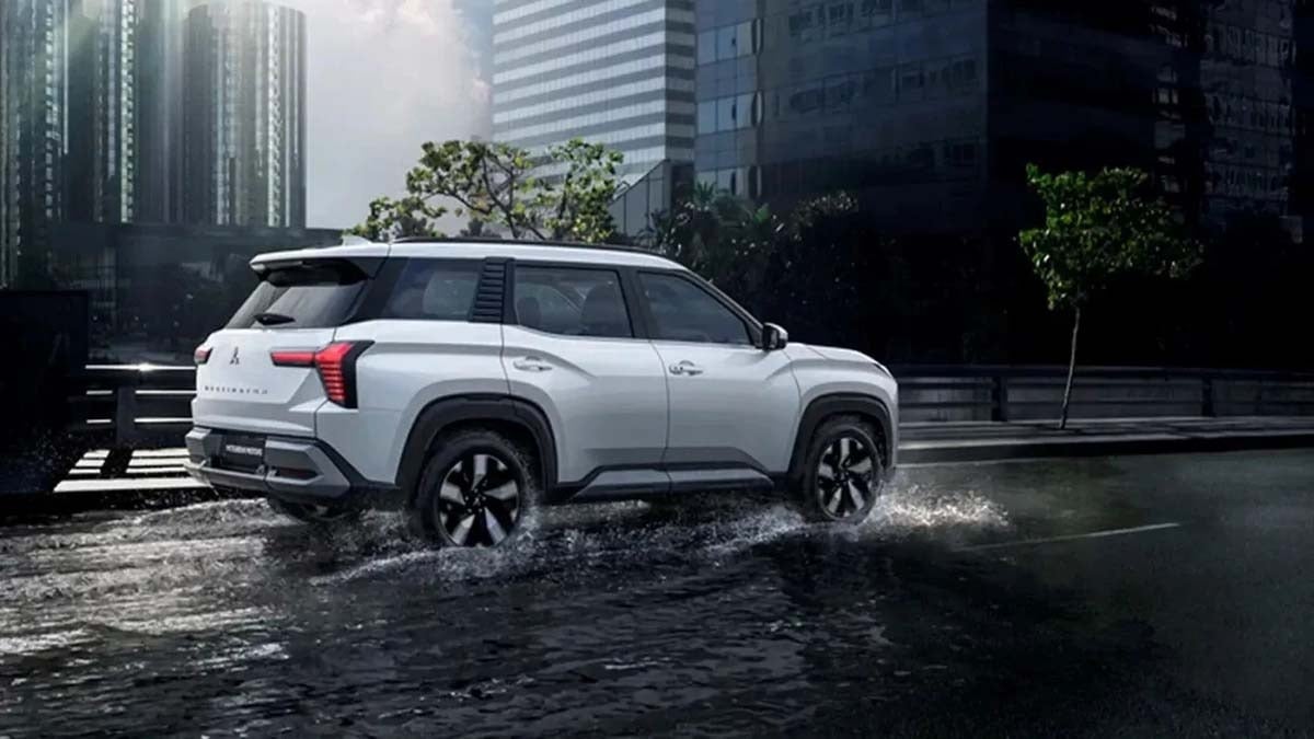 Profil complet du Mitsubishi Destinator 2026 sur route sèche, jantes 18 pouces et garde au sol élevée