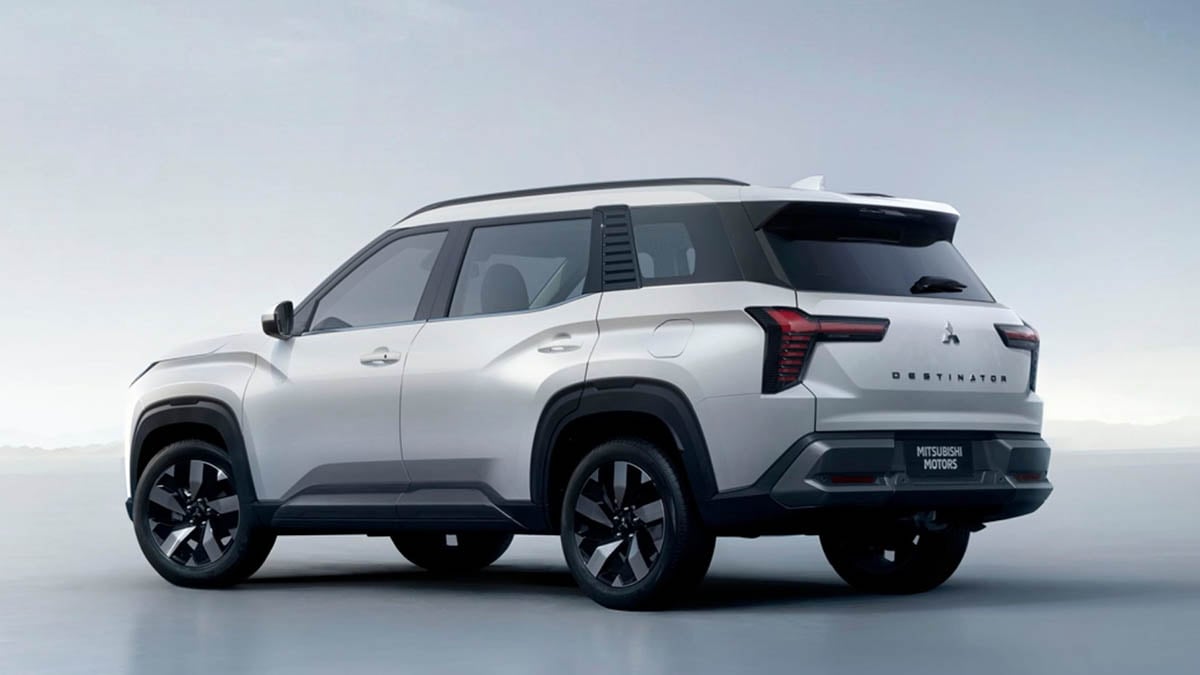 Arrière du Mitsubishi Destinator 2026 avec feux verticaux LED et hayon vertical
