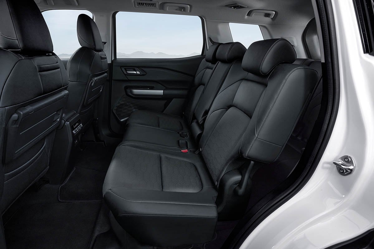  Banquette centrale et troisième rangée du Mitsubishi Destinator 2026 avec sellerie bi-ton