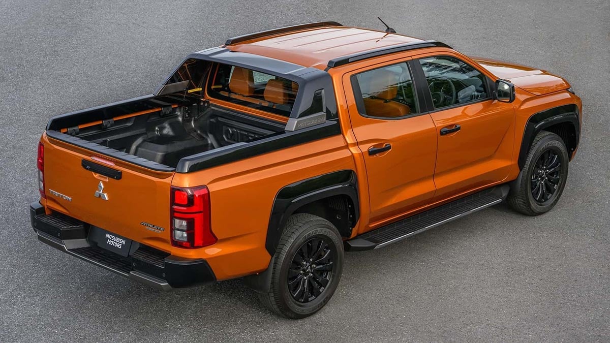 Arrière du Mitsubishi L200 2025 avec hayon renforcé et feux verticaux