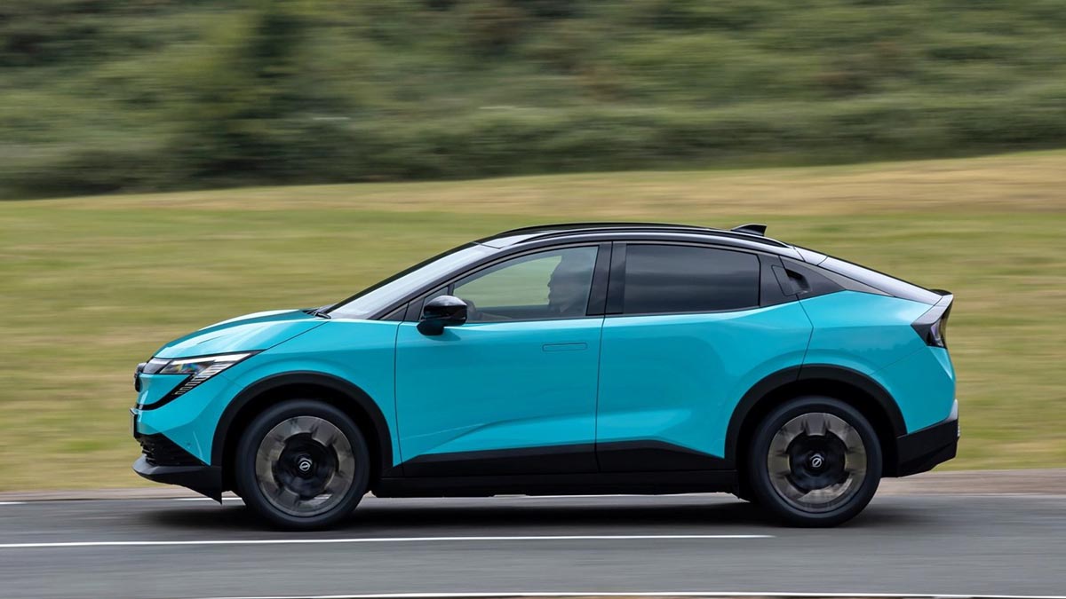 Vue latérale de la Nissan Leaf 2026 avec silhouette de crossover électrique compacte