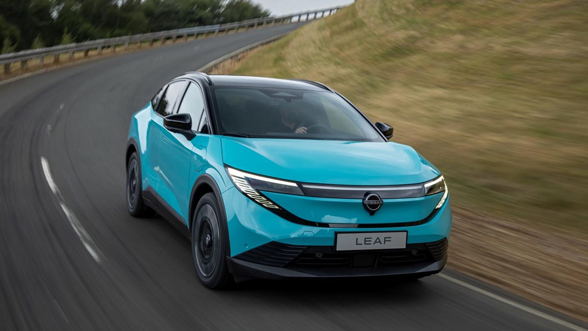 Face avant de la Nissan Leaf 2026 avec signature lumineuse LED en V