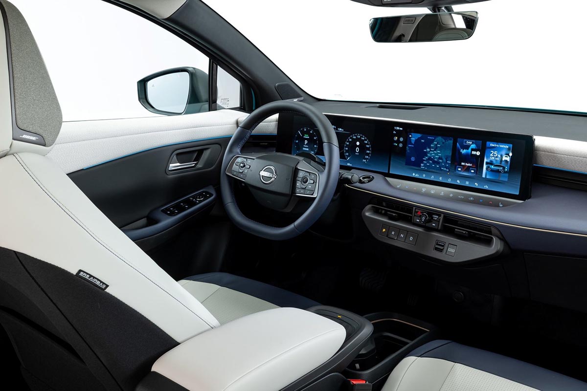 Intérieur de la Nissan Leaf 2026 avec double écran numérique et ambiance moderne
