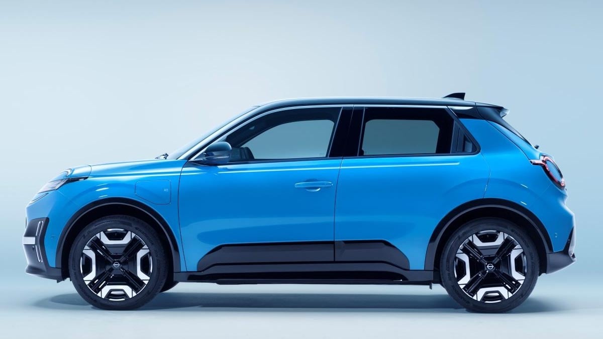 Profil latéral de la Nissan Micra EV 2025 blanche avec jantes aérodynamiques et carrosserie compacte