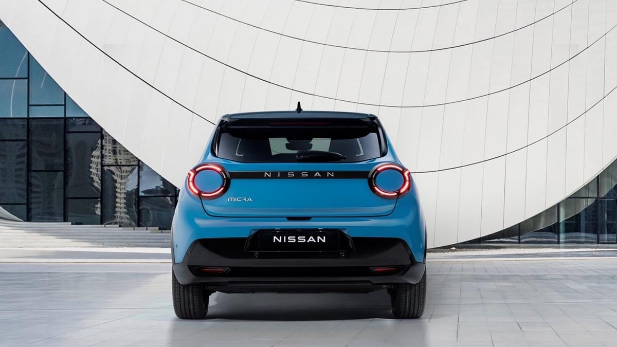 Vue arrière de la Nissan Micra EV 2025 avec feux en C et logo électrique