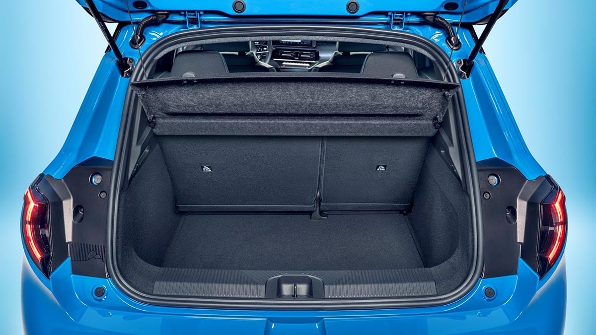 Coffre ouvert de la Micra EV montrant le volume disponible et le seuil bas