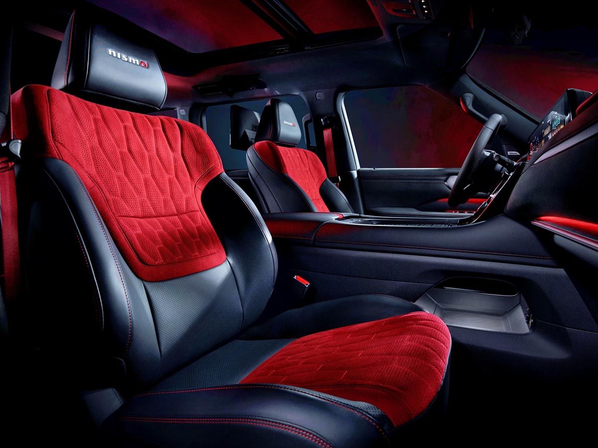 Sièges avant du Nissan Patrol NISMO vus de côté avec sellerie sport Alcantara