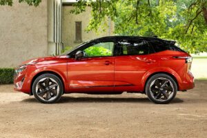 SUV compact hybride best-seller français en roulage sur route