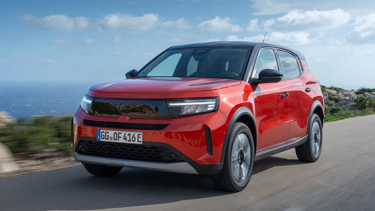 Face avant de l’Opel Frontera 2025 avec calandre noire et signature lumineuse LED
