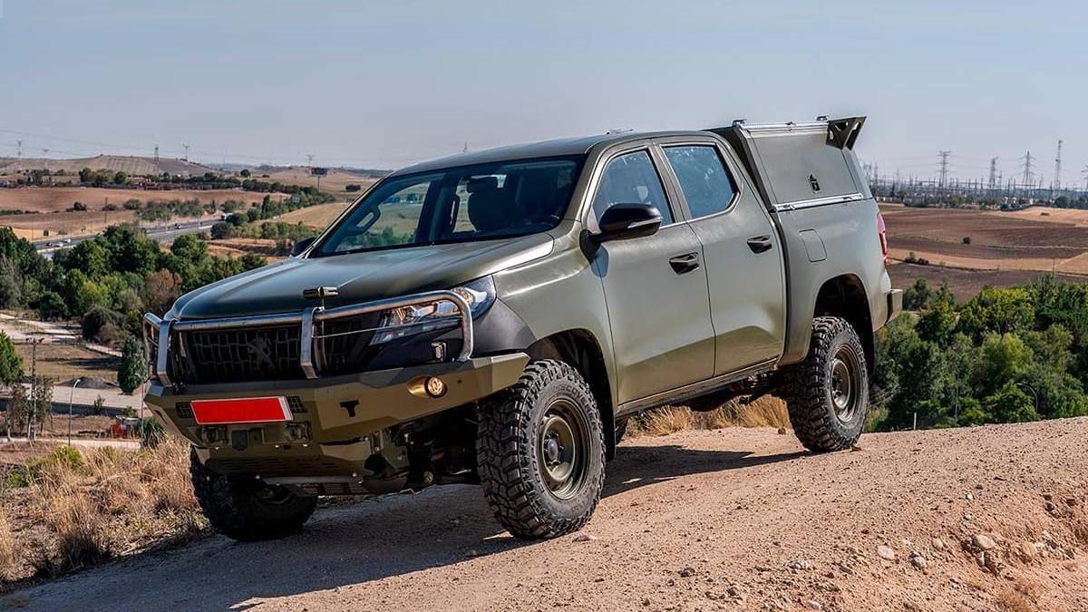 Peugeot Landtrek VMTT 4x4 militaire en tenue tactique dans un exercice de l’armée