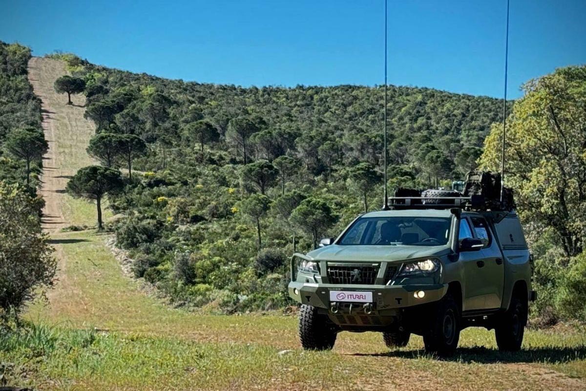  Face avant du Peugeot Landtrek VMTT avec calandre renforcée et pare-buffle