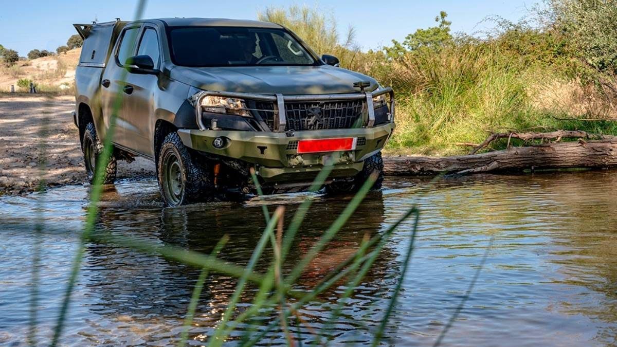 Du civil au militaire : le tout-terrain Peugeot se transforme en machine de guerre pour l'armée française