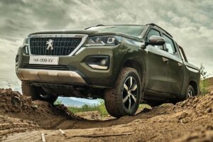 Véhicule tout-terrain Peugeot version militaire 4x4 en configuration opérationnelle