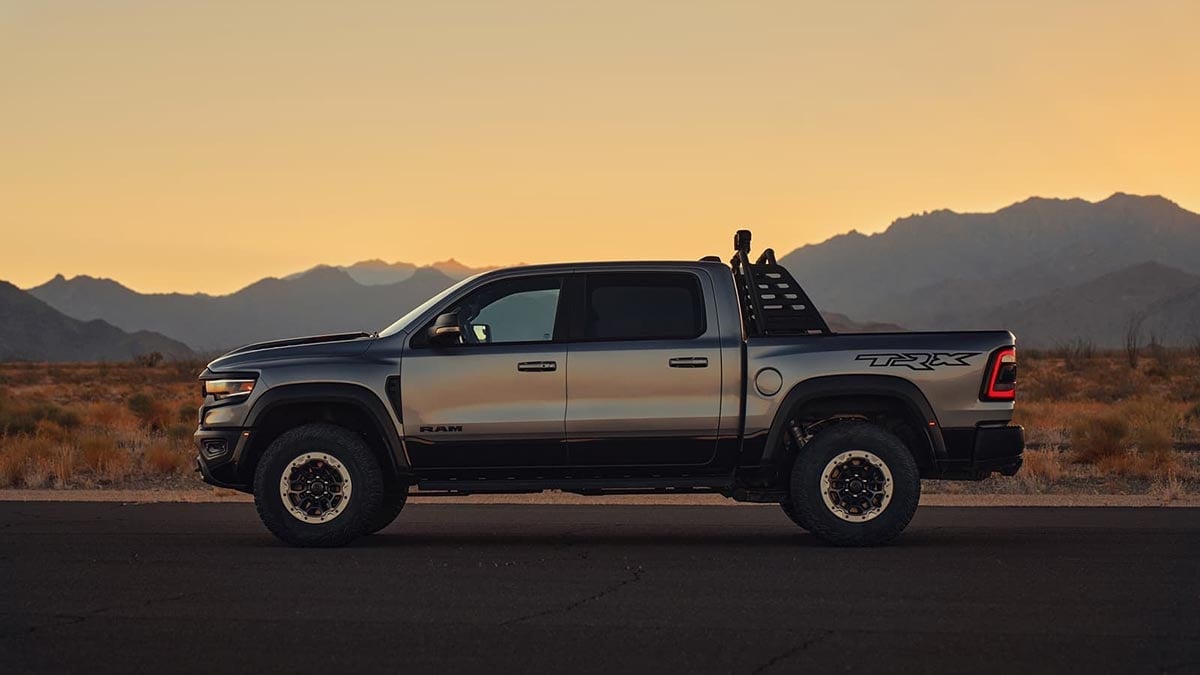 Ram 1500 TRX 2026 de profil avec garde au sol élevée et ailes élargies