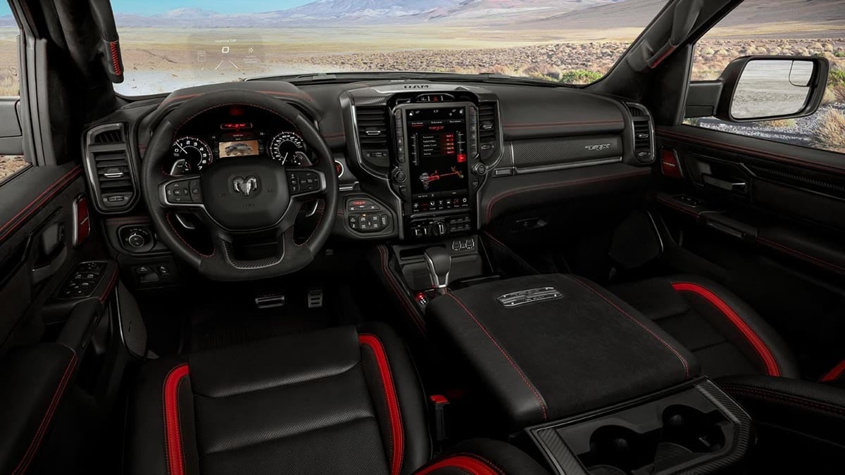 Intérieur du Ram TRX 2026 avec sellerie sport, écran tactile et inserts aluminium