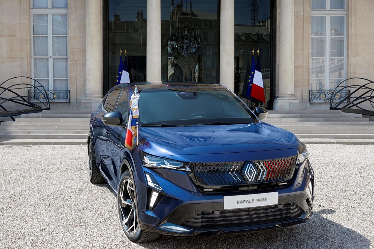  Avant du Renault Rafale présidentiel avec fanions et calandre tricolore