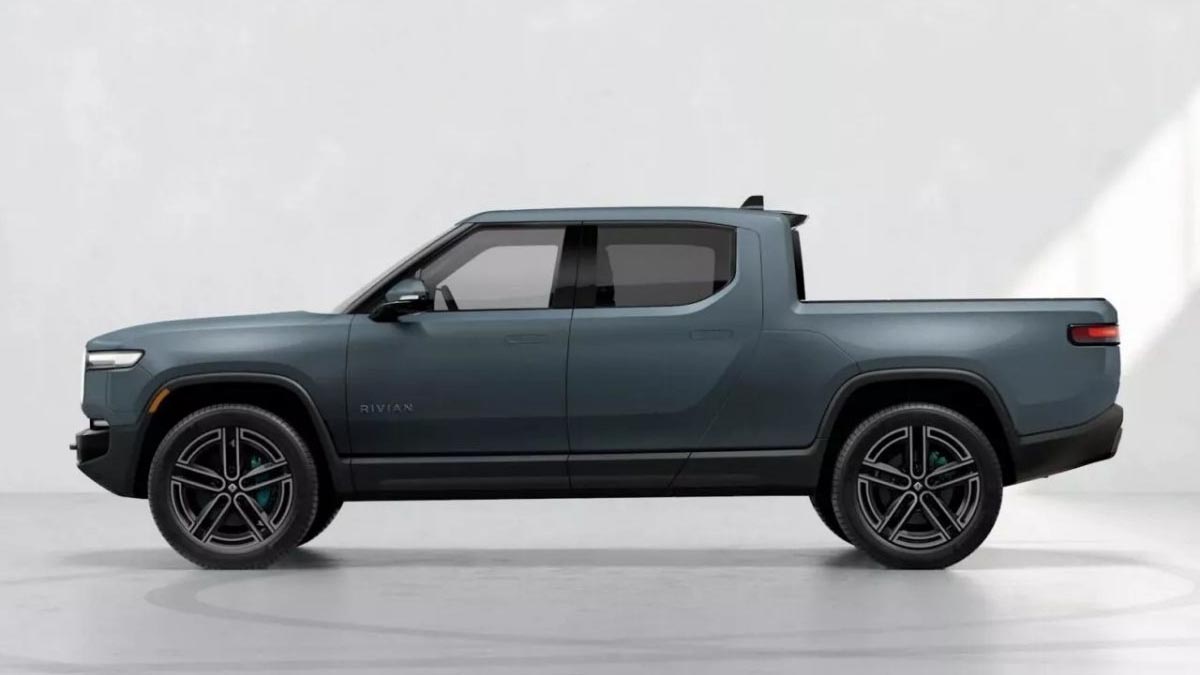 Vue latérale du Rivian R1T Quad-Motor avec jantes 22 pouces et garde au sol maximale