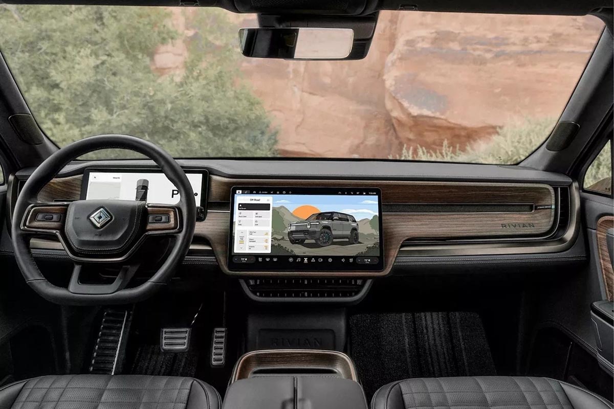 Intérieur du Rivian R1T Quad-Motor avec double écran et finition bois mat