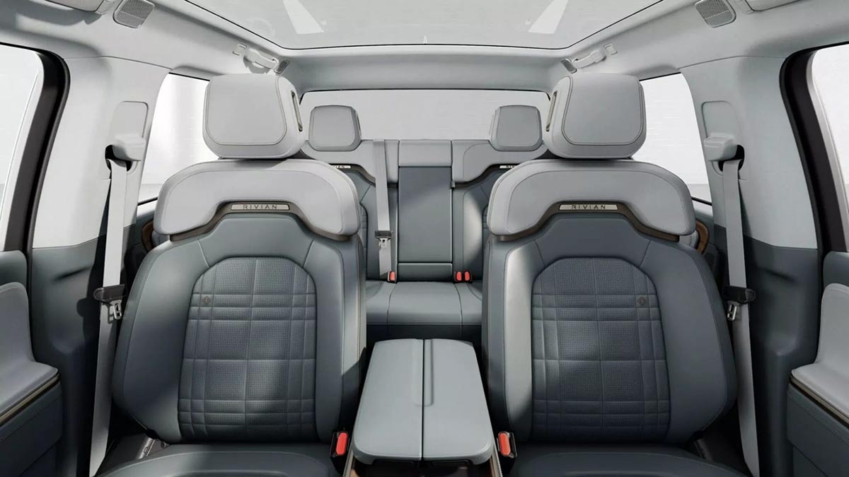 Sièges arrière du Rivian R1T avec accoudoir central et éclairage d’ambiance